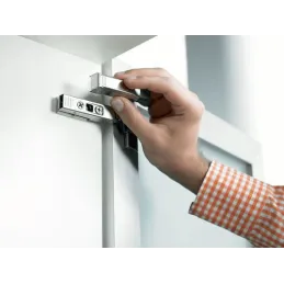 Adattatore BLUMOTION con ammortizzatore per cerniere a semiappoggio