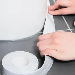 Guarnizione autoadesiva per cucina e bagno 2,2 m / Bianca