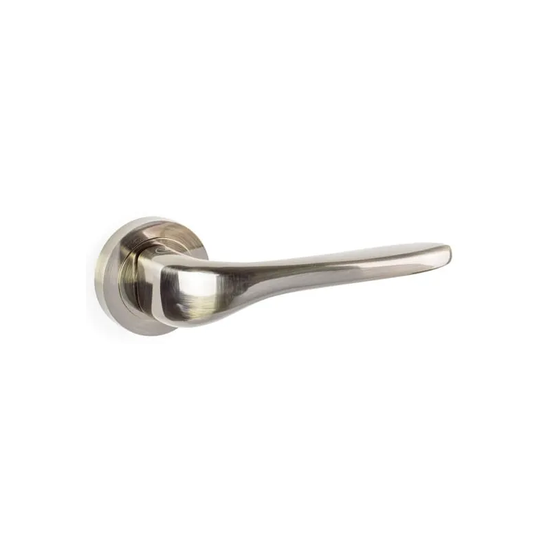 Maniglia su rosetta ROXA / Ottone patinato