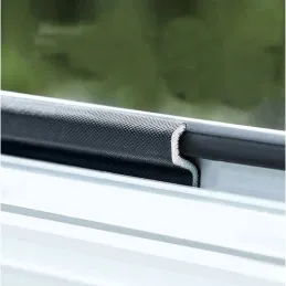 Guarnizione autoadesiva per finestre e porte 4000 mm / Nera