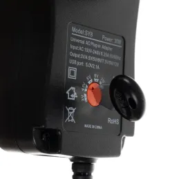 Alimentatore universale con 6 connettori da 3-12 V + USB / Nero
