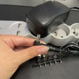 Alimentatore universale con 6 connettori da 3-12 V + USB / Nero