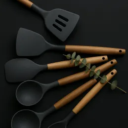 Set di 11 utensili da cucina / Nero - legno naturale
