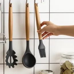 Set di 11 utensili da cucina / Nero - legno naturale
