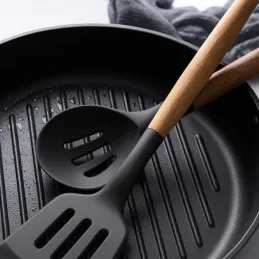 Set di 11 utensili da cucina / Nero - legno naturale