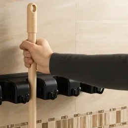 Portascopa universale per scope e mop / Nero