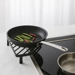 Mensola angolare portaoggetti accanto al piano cottura / Nero opaco