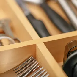 Portaposate regolabile in legno UNIVERS, profondità fino a 500 mm / Faggio