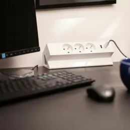 Presa da incasso per scrivania DESK 3x230V + 2xUSB per la ricarica / Bianca