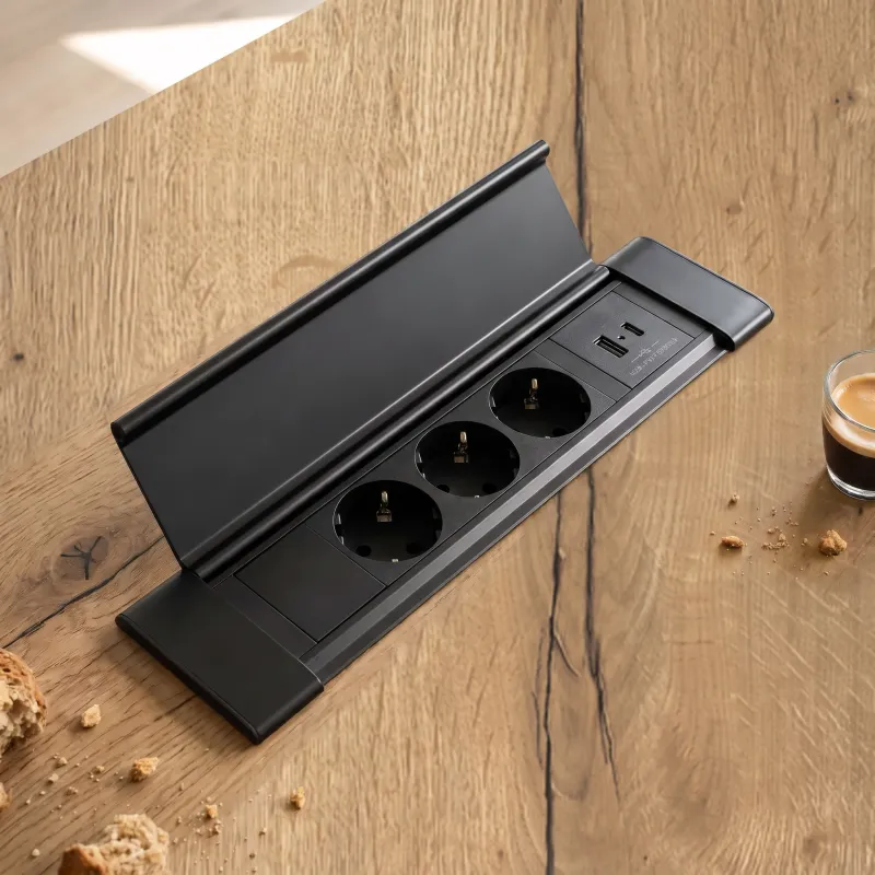Ciabatta da incasso SLIM BOX SCHUKO 3× 230V + USB / Nero opaco