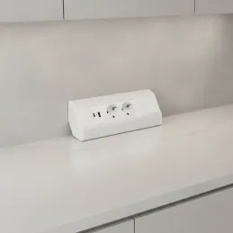 Multipresa da incasso CORNER SCHUKO 2x 230V + USB A-C / Bianco opaco