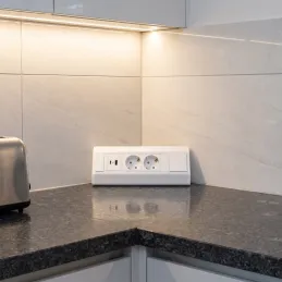 Multipresa da incasso CORNER SCHUKO 2x 230V + USB A-C / Bianco opaco