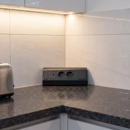 Multipresa da incasso CORNER SCHUKO 2x 230V + USB A-C / Nero opaco