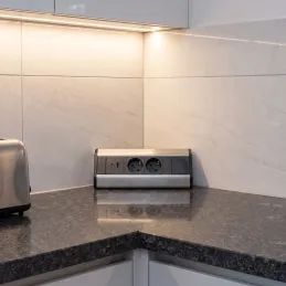 Multipresa da incasso CORNER SCHUKO 2x 230V + USB A-C / Acciaio inox