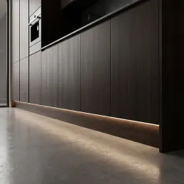 Profilo in alluminio per l’illuminazione LED dello zoccolo ARIANA con copertura opalina / Alluminio