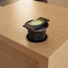 Presa automatica estraibile AMBIENTE SCHUKO 3x230V + USB A-C con luce e ricarica / Vetro nero