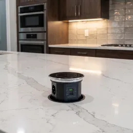 Presa automatica estraibile AMBIENTE SCHUKO 3x230V + USB A-C con luce e ricarica / Vetro nero