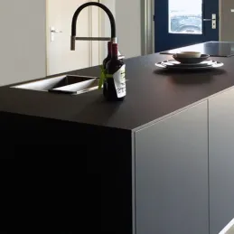 Piano di lavoro compatto FUNDERMAX Nero XS/IP